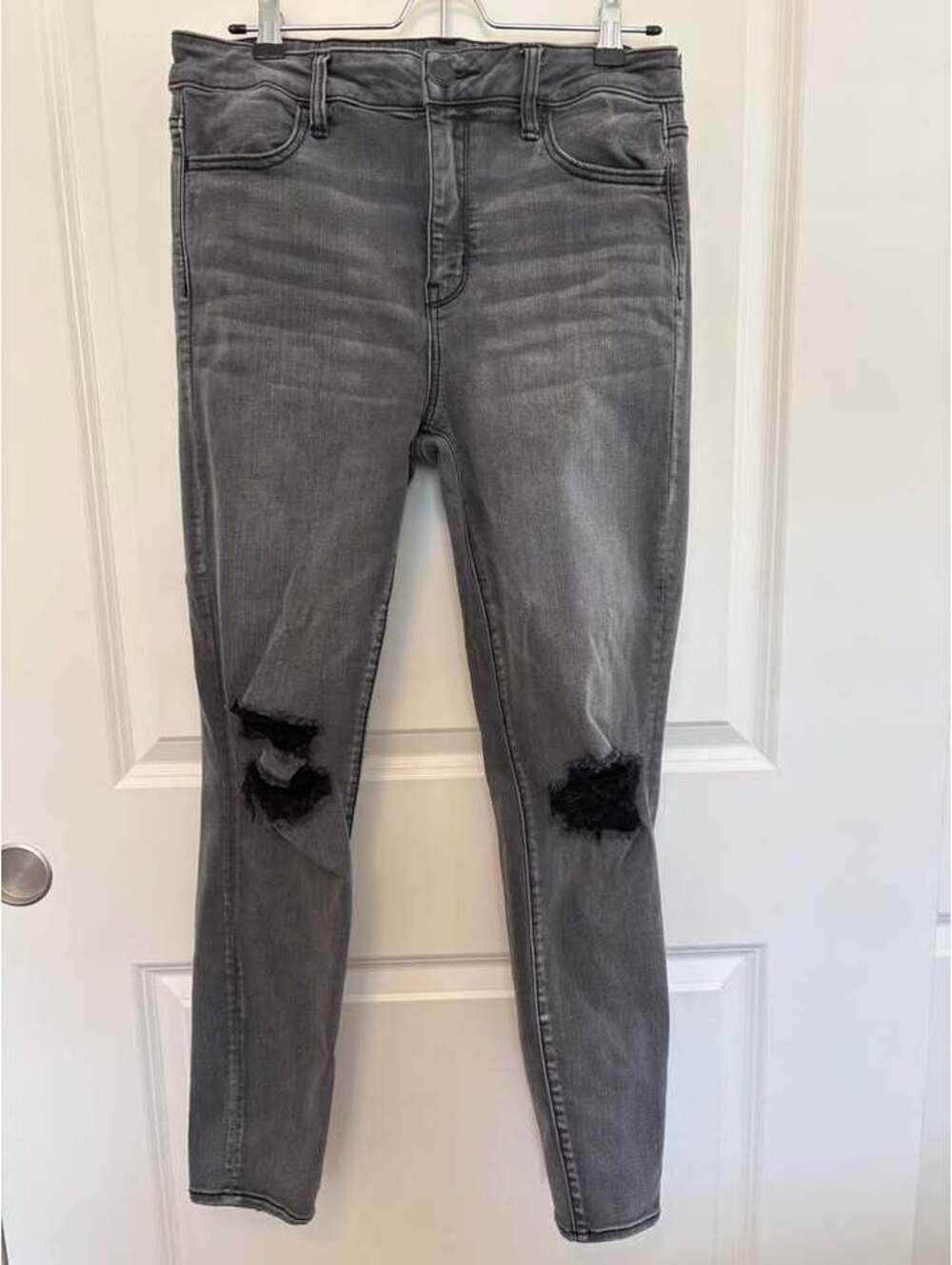 American Eagle Women’s Size 10 Super Stretch Gray Distressed Skinny Jeans